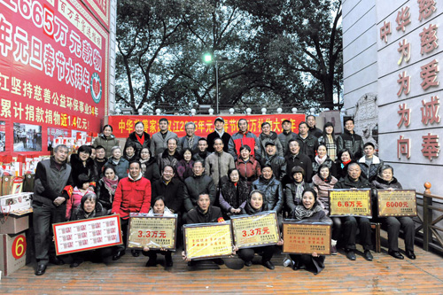 jpg赞助企业和贫困户.jpg