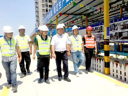 陈在工地.jpg