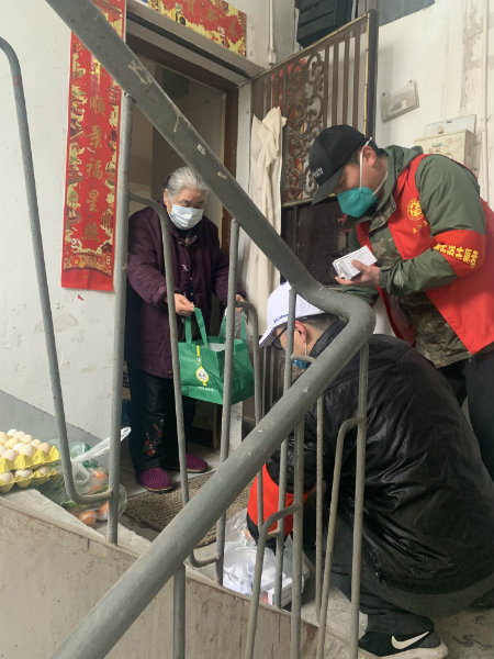 1给老人送菜.jpg