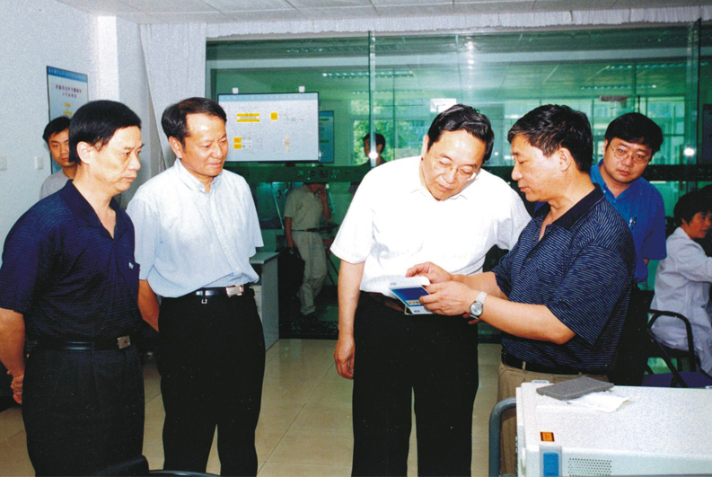 姜德生（右一）与中共中央政治局委员、原湖北省委书记俞正声在一起.jpg