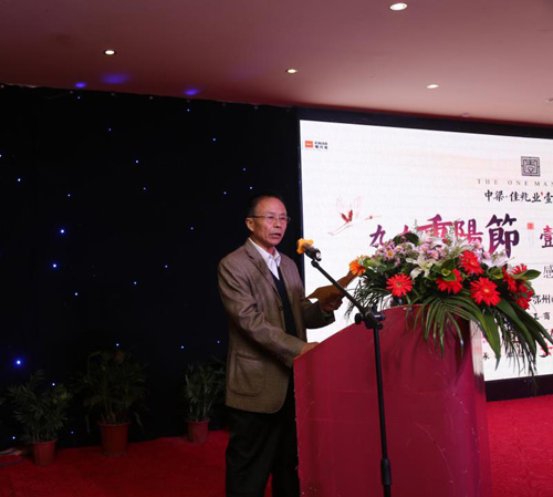 戴眼睛男老讲话.jpg