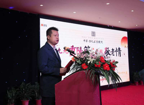 男士拿本讲话.jpg