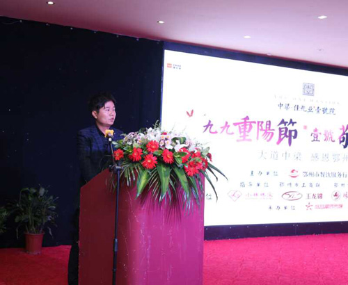 蓝色女讲话.jpg