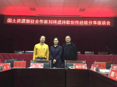 陈勇与作家胡小琴、刘将成留影.jpg
