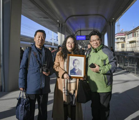 与遗像留影3人+.jpg