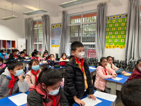 张菱儿老师与江豚诗社小社员们互动.jpg