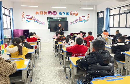 但德峰在双莲小学给学生非遗文化.jpg