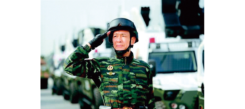将军孟鸣率武警雪豹突击队受阅.jpg