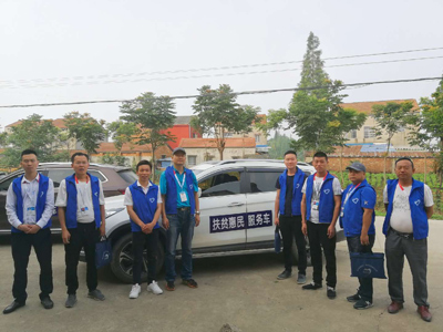 工作人员送福利.jpg