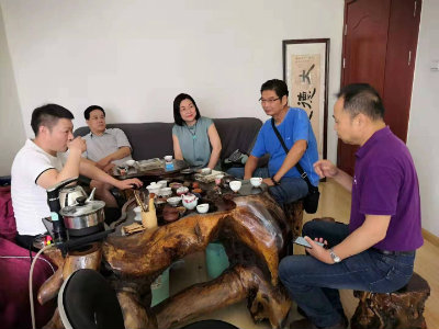 “艺沙星”总经理办公室的客人们.jpg