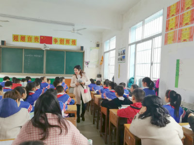 唐琼在教学中.jpg