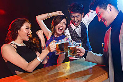 青年男女碰杯.jpg