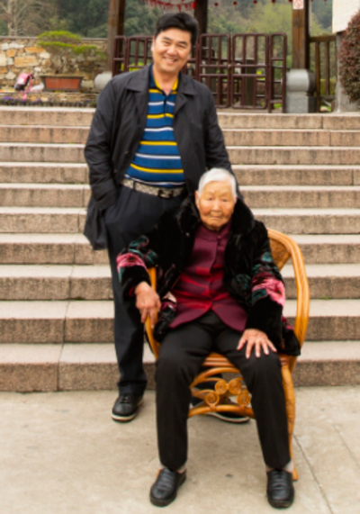 宋春梅与孙子.jpg