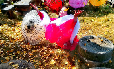 一地金黄与美人.jpg