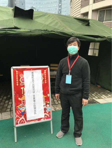 党员下沉社区日记学雷锋纪念日里的三名志愿者