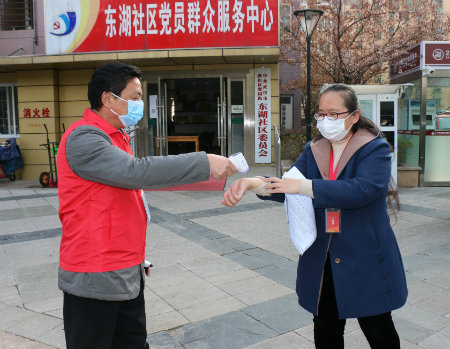 余爱民测温.jpg
