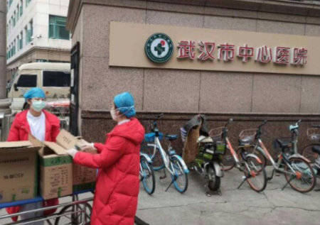 图片5爱心餐送到医护人员手中++.jpg