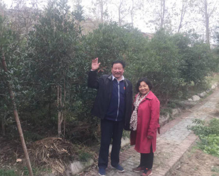 与老伴在一起.jpg