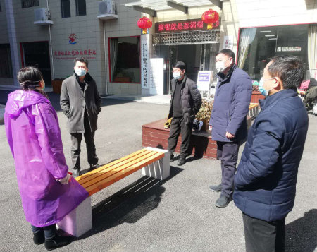 包保单位负责人与社区负责人商量工作.jpg