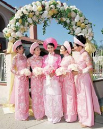 21、鲜花拱门下的越南妹子，使河内.jpg