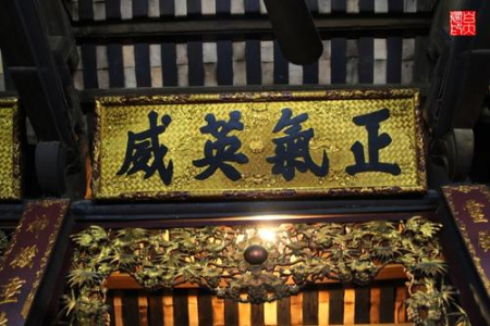 50、河内西湖边伫立的中国寺庙，“.jpg
