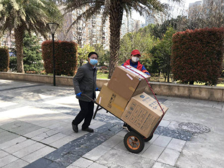 余爱民为社区居民运送物资.jpg